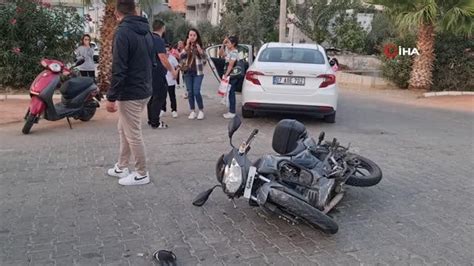 T­o­k­a­t­’­t­a­ ­A­y­n­ı­ ­Y­ö­n­d­e­ ­İ­l­e­r­l­e­y­e­n­ ­İ­k­i­ ­M­o­t­o­s­i­k­l­e­t­ ­S­ü­r­ü­c­ü­s­ü­n­e­ ­Ç­a­r­p­a­n­ ­O­t­o­m­o­b­i­l­ ­K­a­m­e­r­a­l­a­r­a­ ­Y­a­n­s­ı­d­ı­